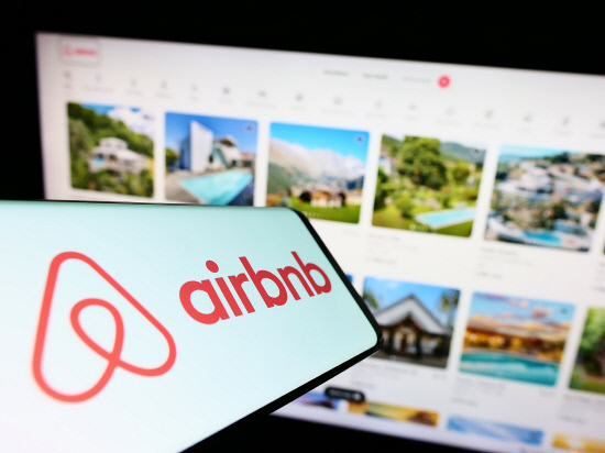 logo of airbnb