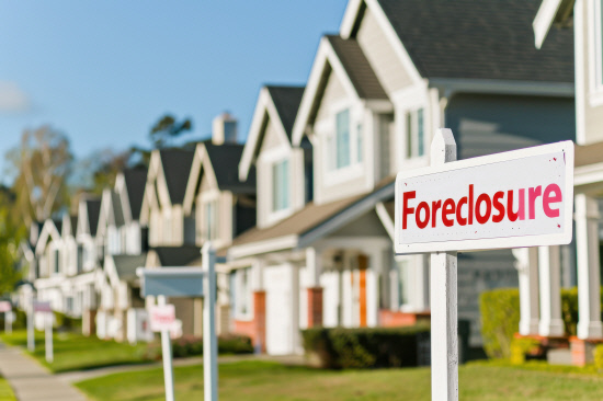 foreclosure signs on homes